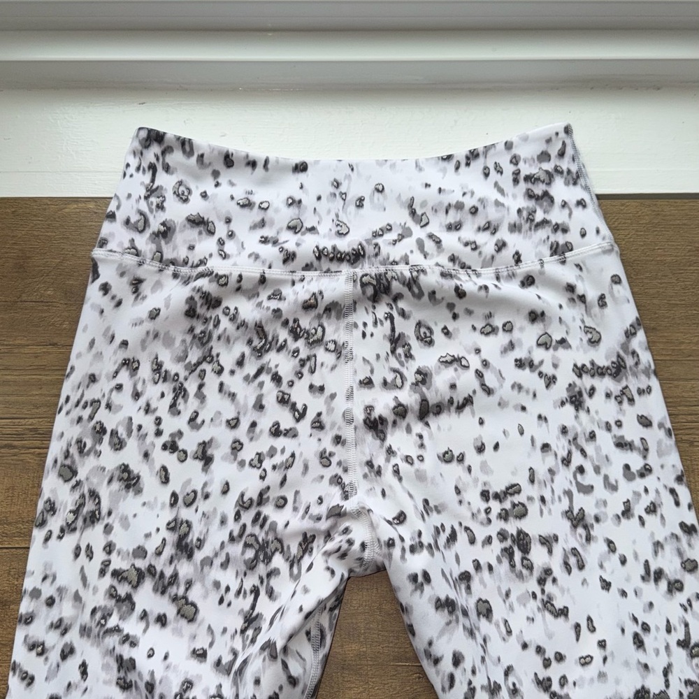 Good American Shining Leopard Leggings in Grey/Black/White Size 1 (Small) - Picture 5 of 8